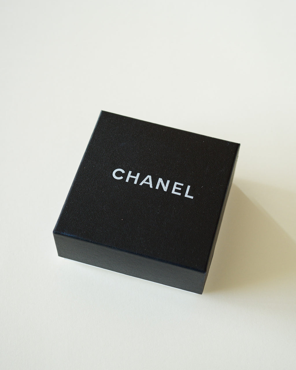 Collier ras-de-cou Chanel 100e anniversaire avec perles et logo CC doré (2017)