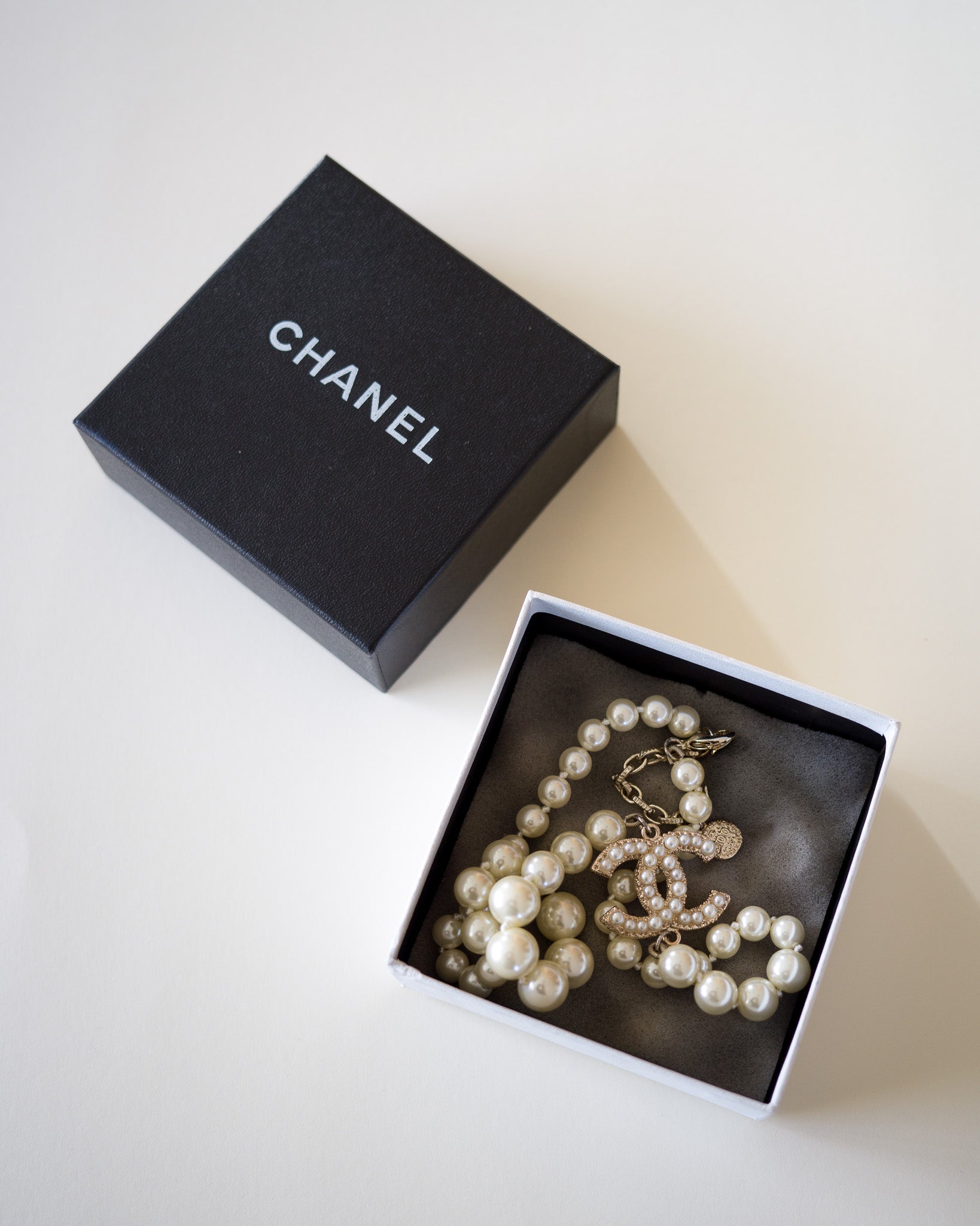 Collier ras-de-cou Chanel 100e anniversaire avec perles et logo CC doré (2017)