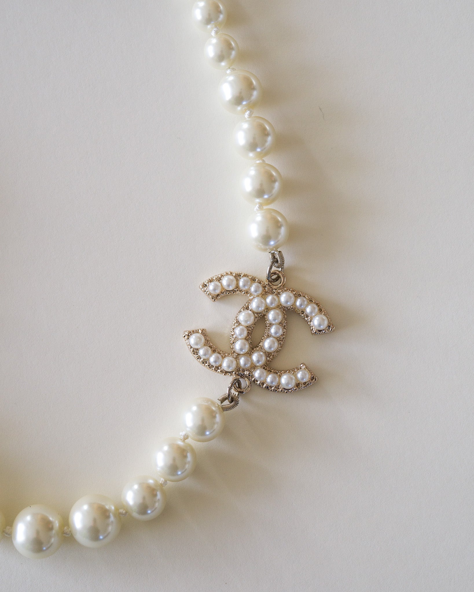 Chanel 100th Anniversary choker naszyjnik z perłami i złotym logo CC (2017) Chanel