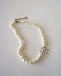 Chanel 100th Anniversary choker naszyjnik z perłami i złotym logo CC (2017) Chanel