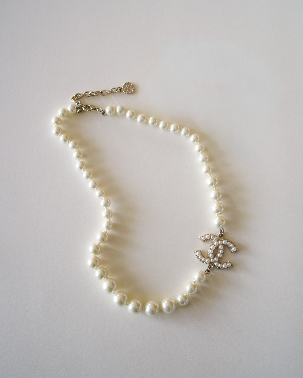 Chanel 100th Anniversary choker naszyjnik z perłami i złotym logo CC (2017) Chanel