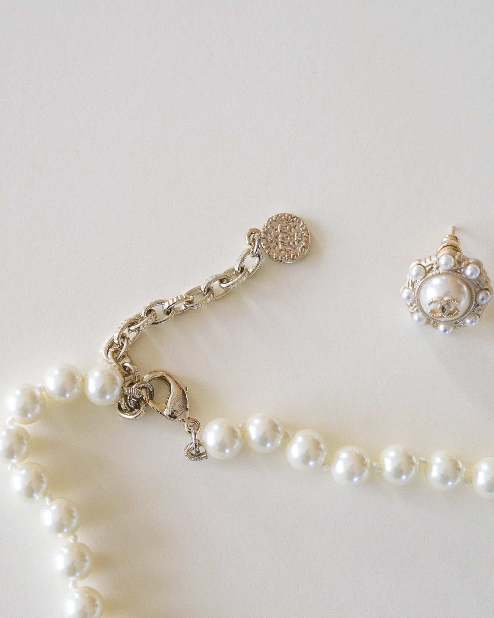 Collier ras-de-cou Chanel 100e anniversaire avec perles et logo CC doré (2017)