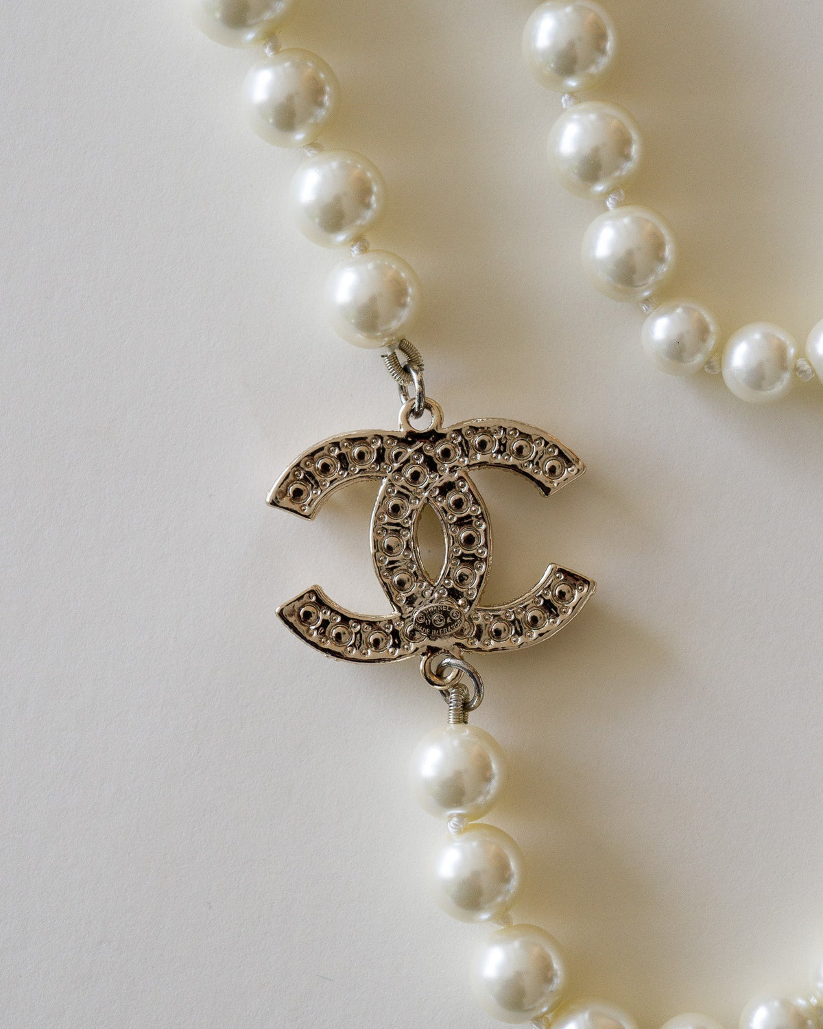 Chanel 100th Anniversary choker naszyjnik z perłami i złotym logo CC (2017) Chanel
