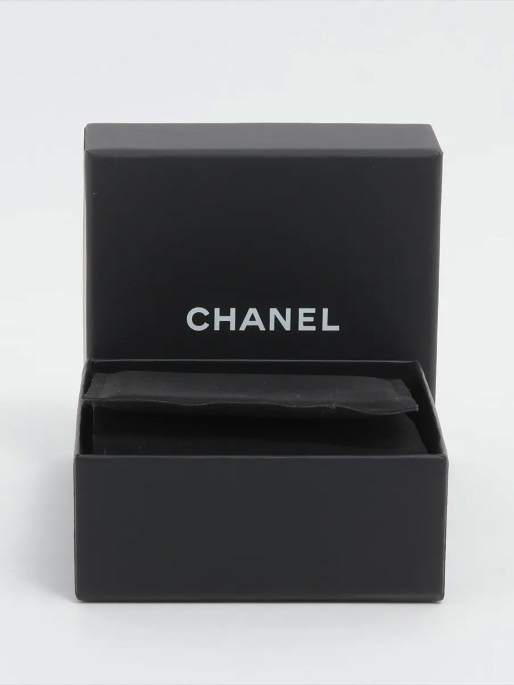 Kolczyki Chanel Coco Mark hoop, złoto i biel, B24P