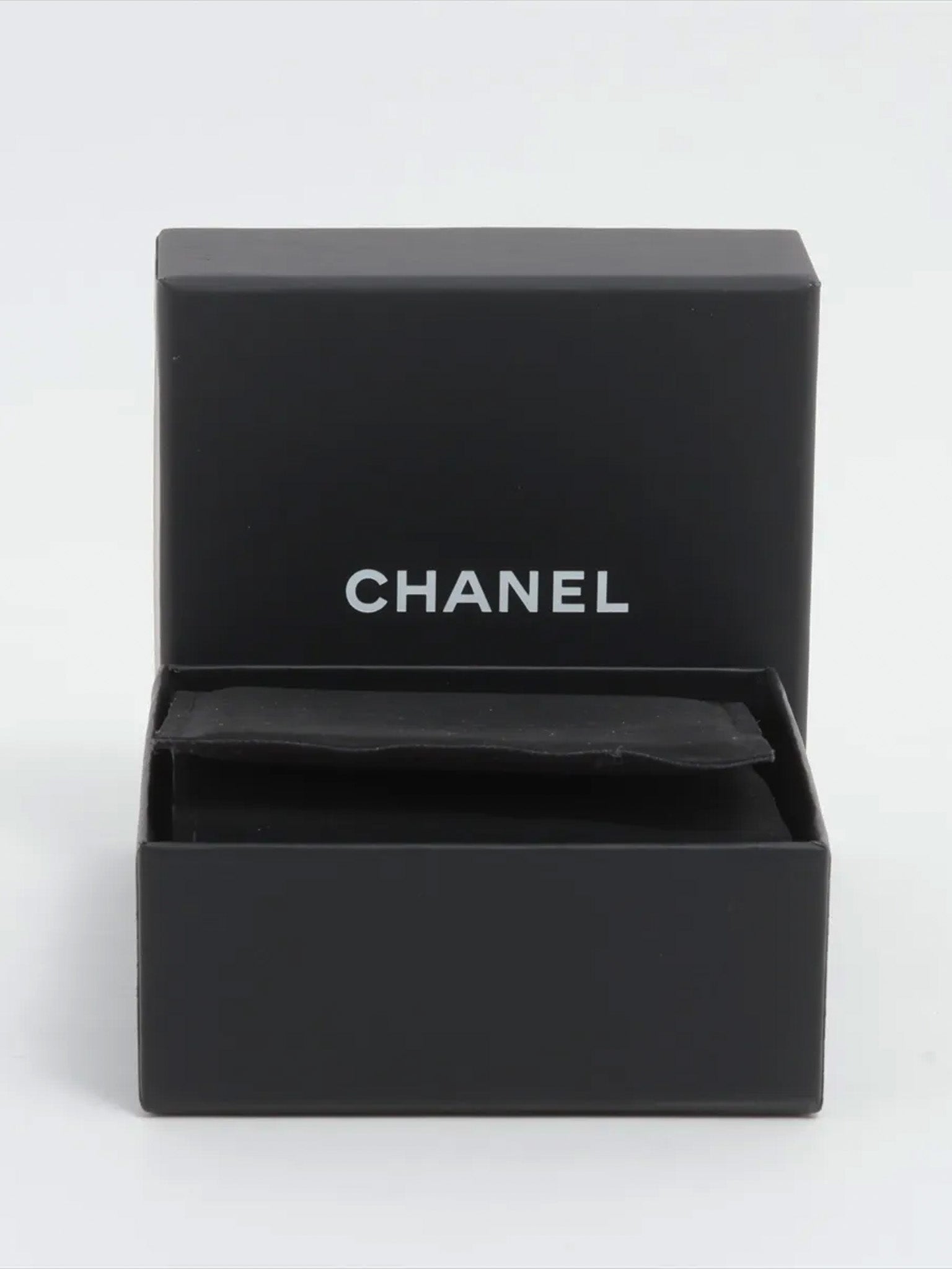 Kolczyki Chanel Coco Mark hoop, złoto i biel, B24P