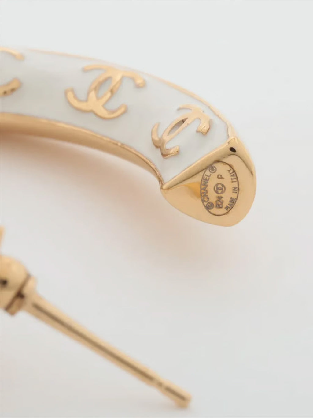 Kolczyki Chanel Coco Mark hoop, złoto i biel, B24P