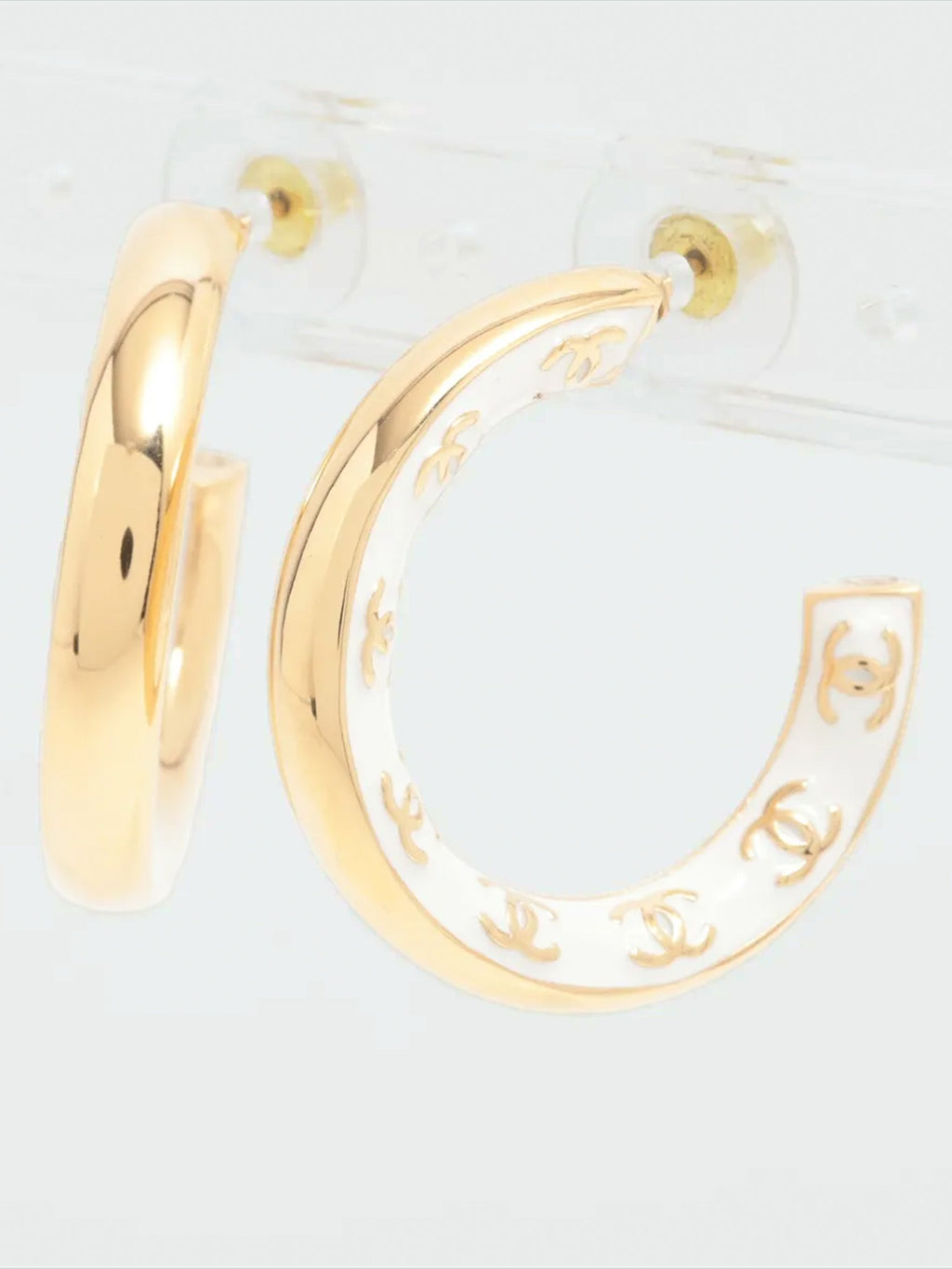 Kolczyki Chanel Coco Mark hoop, złoto i biel, B24P