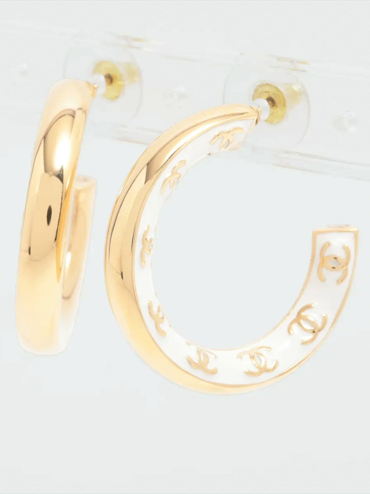 Kolczyki Chanel Coco Mark hoop, złoto i biel, B24P