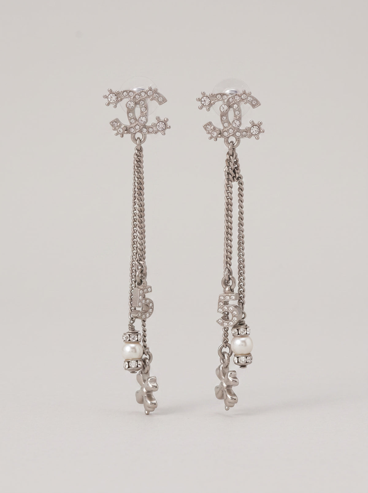 Kolczyki Chanel Coco Mark swing, Nr 5 i koniczyna, wiosna 2023