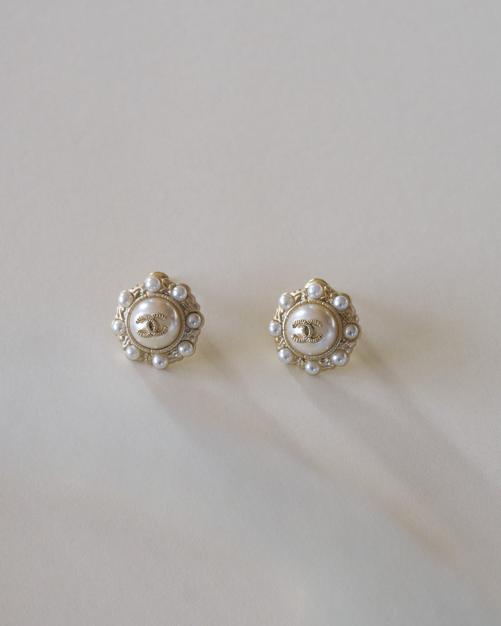 Boucles d'oreilles Chanel avec perles et logo CC doré (2018)