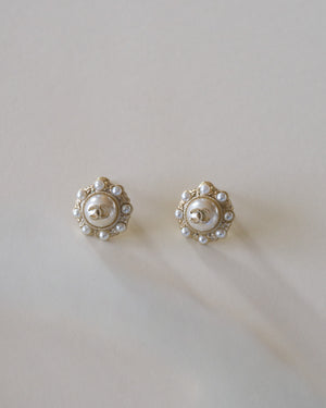 Chanel pearl earrings with gold CC logo (2018)