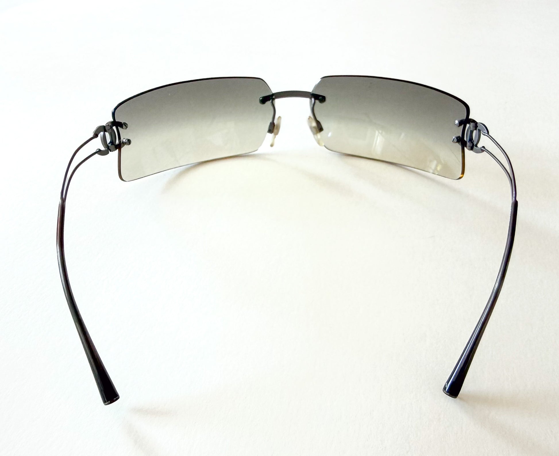 Lunettes Chanel Y2K sans monture – grises, logo CC, ère Karl Lagerfeld