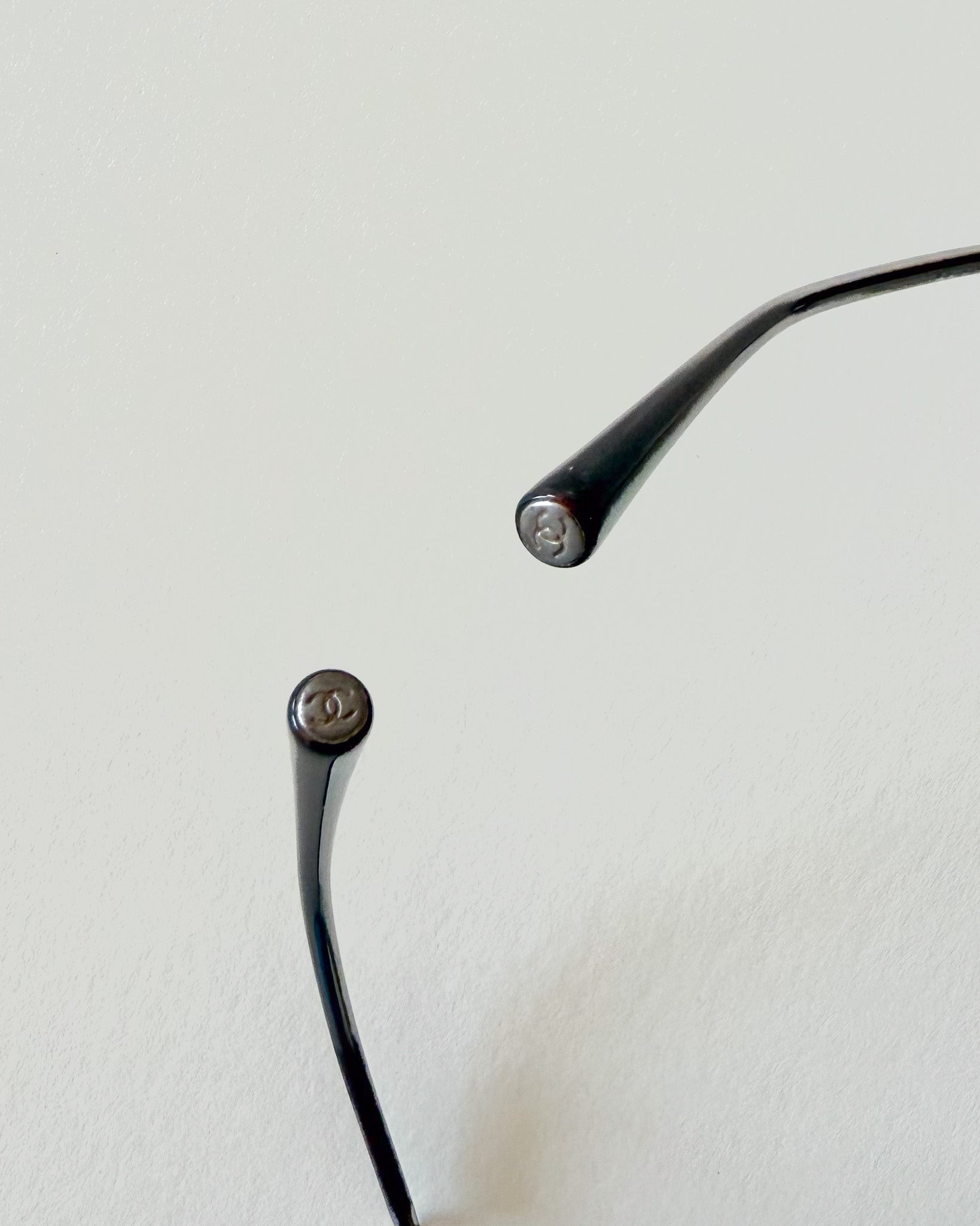 Lunettes Chanel Y2K sans monture – grises, logo CC, ère Karl Lagerfeld