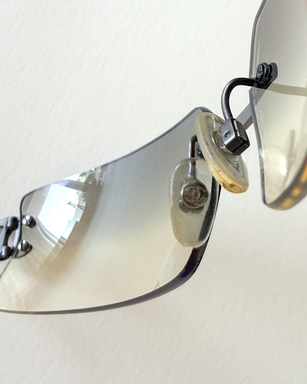 Lunettes Chanel Y2K sans monture – grises, logo CC, ère Karl Lagerfeld