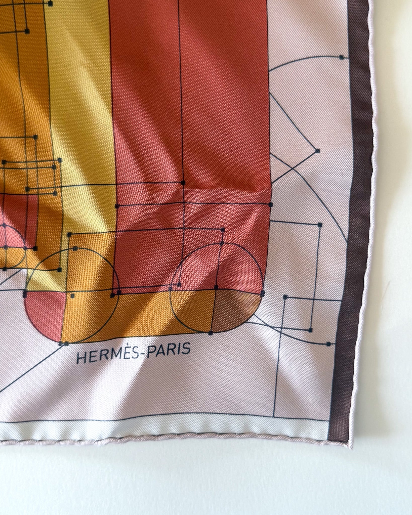 Carré Hermès Échec au Roi – beige, brun, rouge, échecs, 90 cm