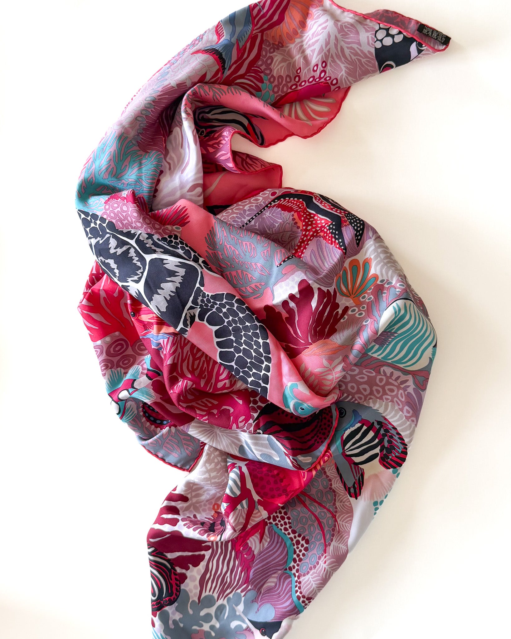 Carré Hermès Under the Waves – rouge, Grande Barrière de Corail, 90 cm