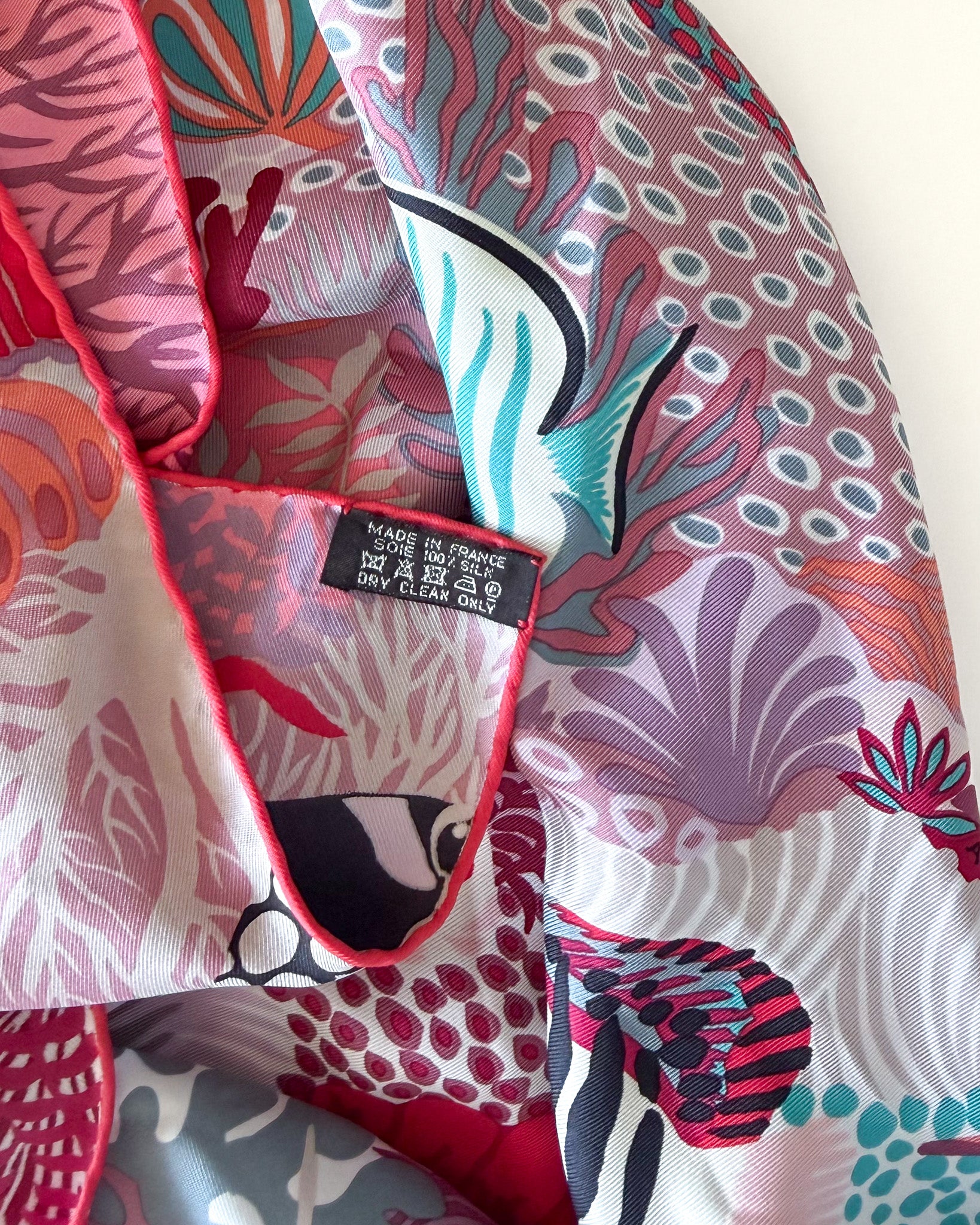 Carré Hermès Under the Waves – rouge, Grande Barrière de Corail, 90 cm