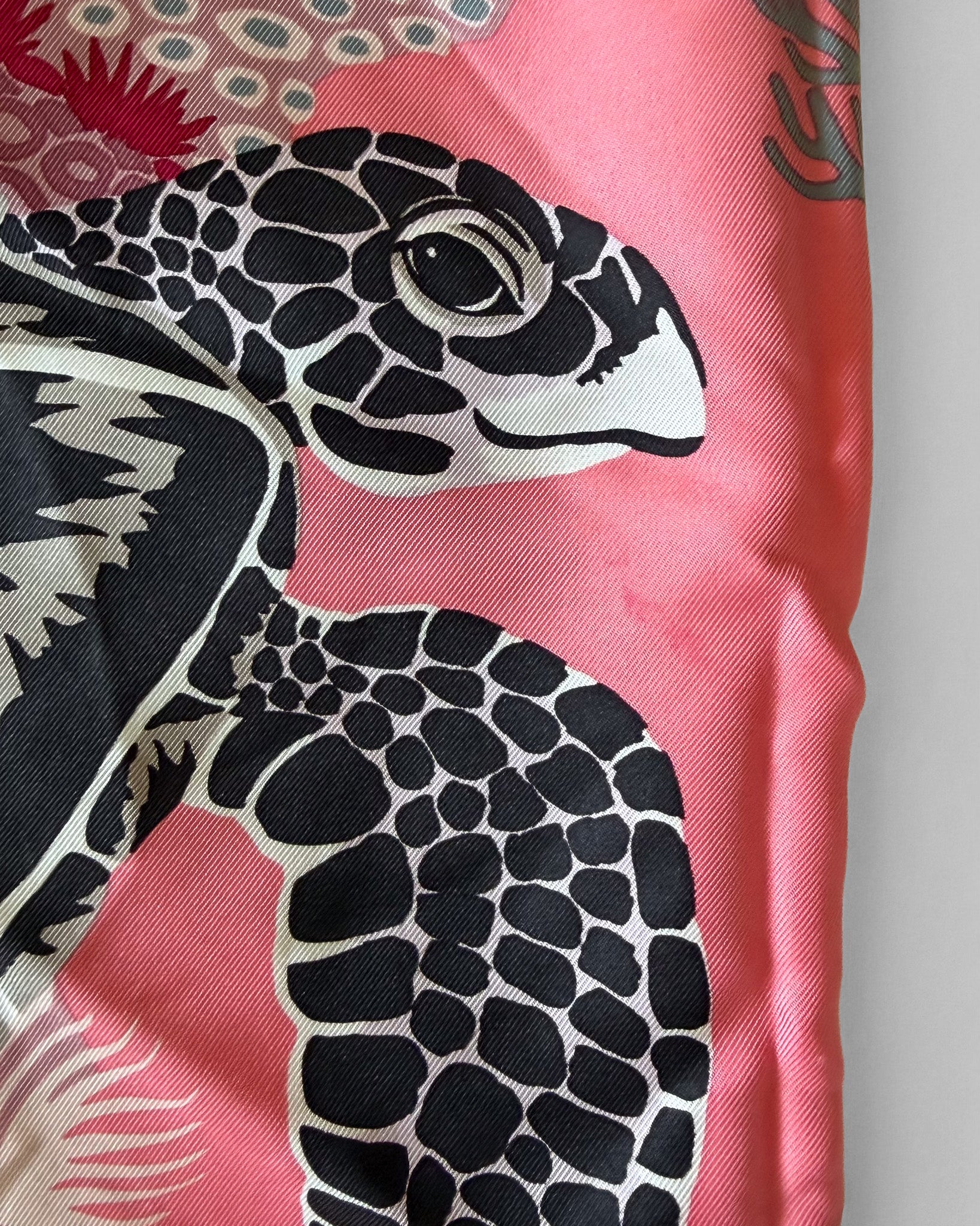 Carré Hermès Under the Waves – rouge, Grande Barrière de Corail, 90 cm