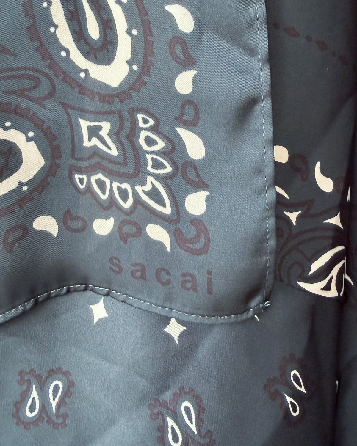 Bluzka-peleryna Sacai Resort 2022 – jedwab, bandana print, one size