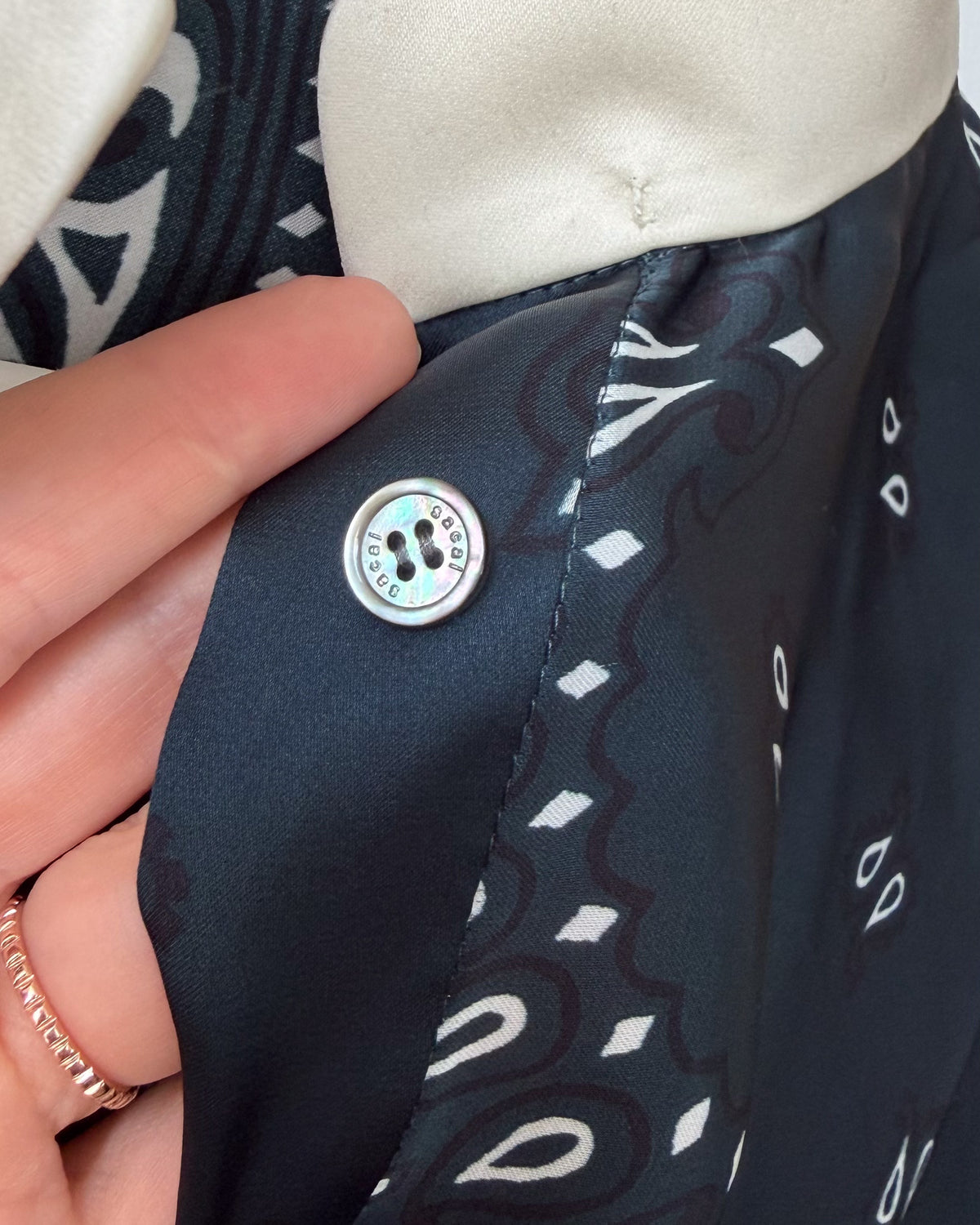 Blouse cape Sacai Resort 2022 – soie, imprimé bandana, taille unique