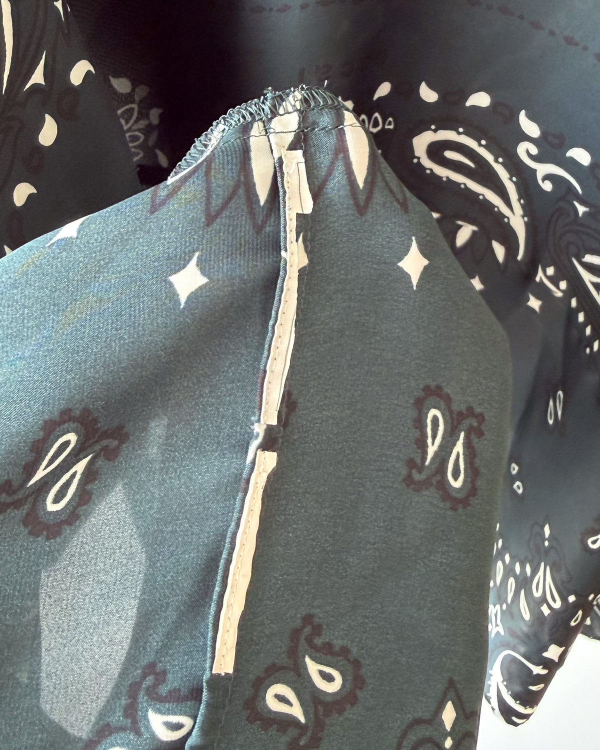 Blouse cape Sacai Resort 2022 – soie, imprimé bandana, taille unique