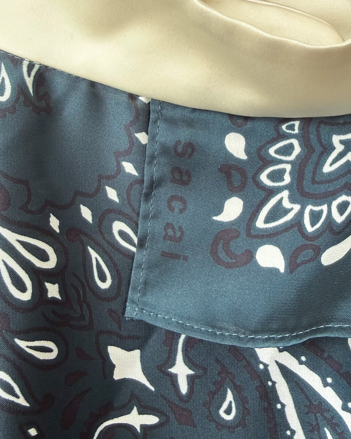 Blouse cape Sacai Resort 2022 – soie, imprimé bandana, taille unique