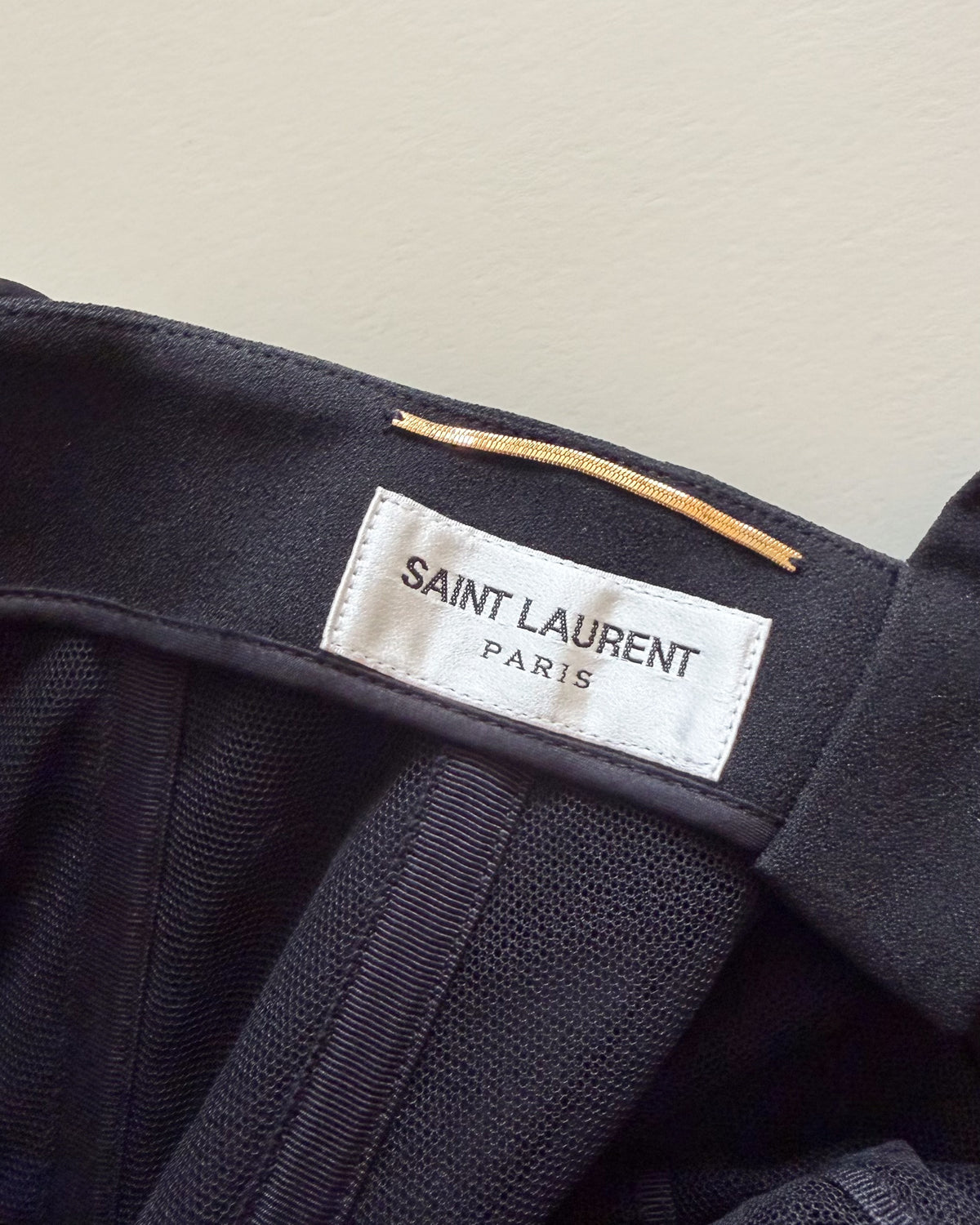 Robe Saint Laurent par Anthony Vaccarello – asymétrique, noire, taille 38