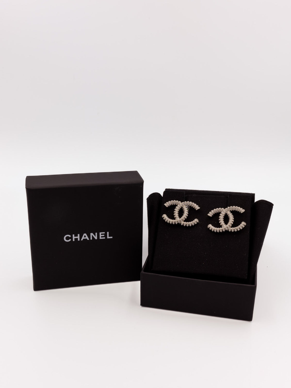 Chanel srebrne kolczyki CC z kryształkami Chanel