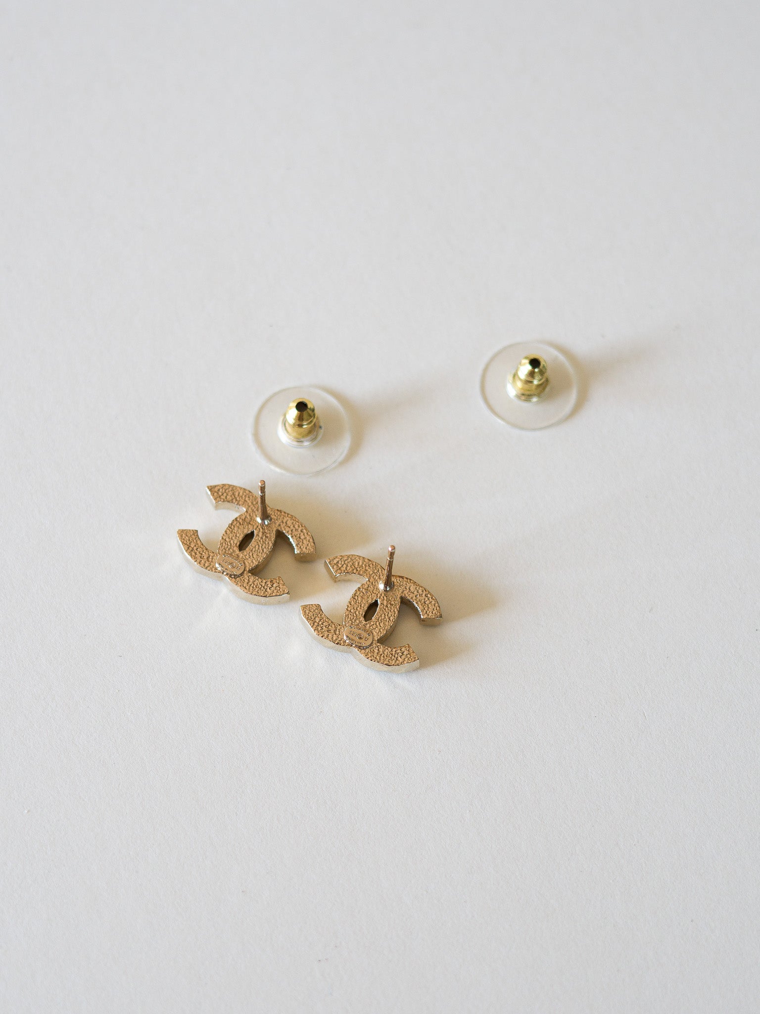 Złote kolczyki Chanel CC z perłami i kryształkami (FW2023)