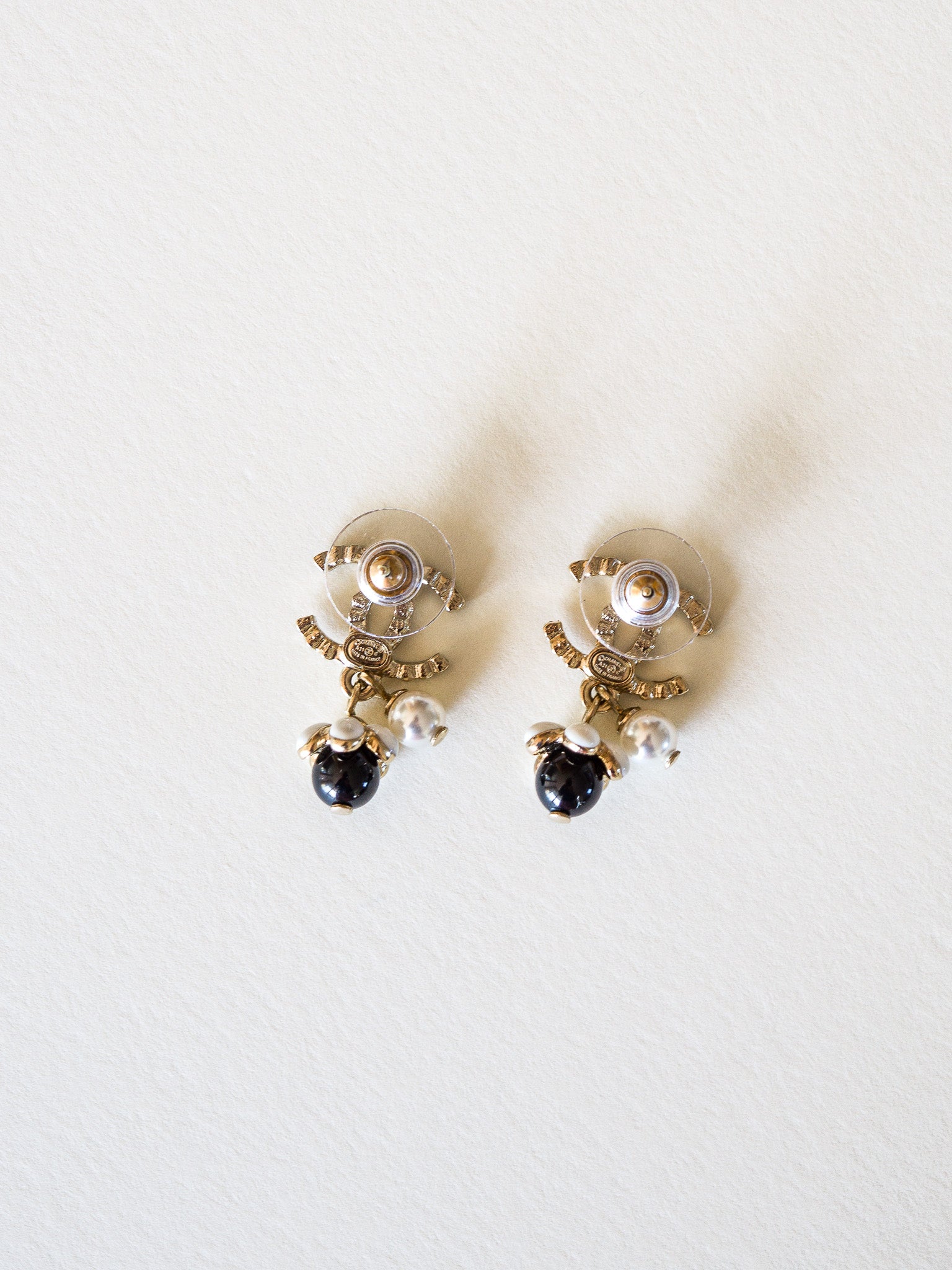 Złote kolczyki Chanel CC z kryształkami (Cruise 2021)