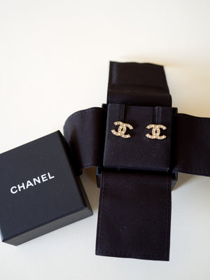 złote kolczyki chanel z perlami i kryształkami komplet z pudelkiem